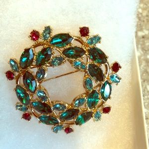 Wreath pin - primarily diamond shape stones